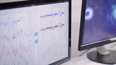 游戏里面屏幕两头各有一个会伸缩的魔法球,中间则是一个小球.