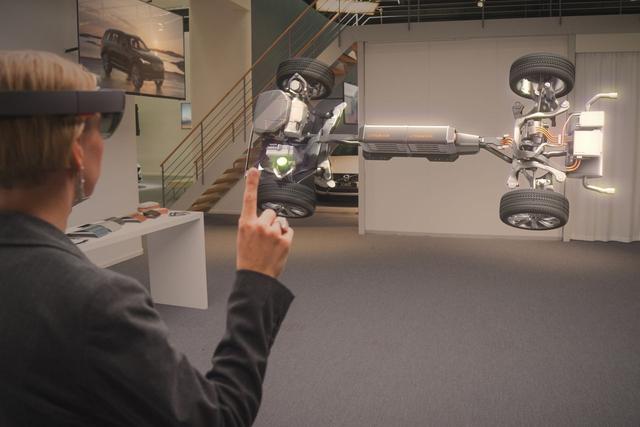 2016年被称之为“VR元年”，硬件、内容、资本等全面开花，而AlphaGo和李世石的围棋之战，也让AI走出象牙塔行进在商业化的路上。