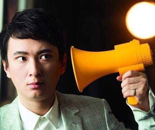 钛媒体注：“我不在乎朋友的家世，还是要看人本身，是不是好玩、人品好，有钱没钱太不重要了。反正都不如我有钱。”这段出自王思聪在接受《嘉人》专访时的“名句”，迅速成为14年火爆的“王思聪体”。土豪的形象大约就是那个时候建立起来的。